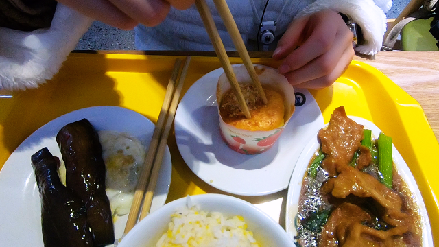 实拍武汉大学饭堂，3菜1甜点花了14元，这伙食也太好了吧！