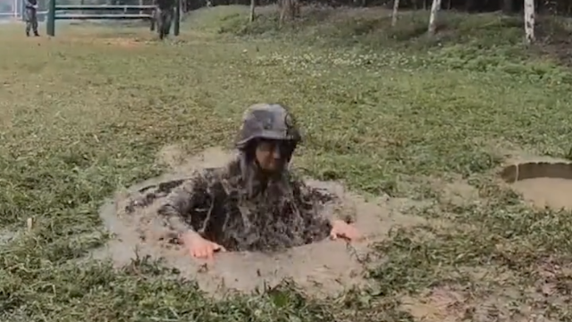 魔鬼训练！一米多深泥水坑淹没战士头顶 士兵累到嘶喊仍匍匐前进
