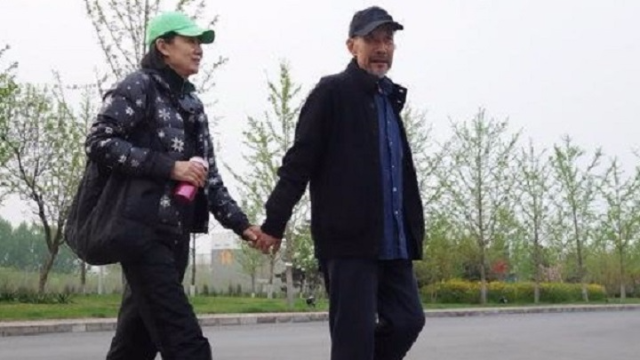 65岁李雪健老婆曝光，竟是大家熟悉的她，难怪一直不公开