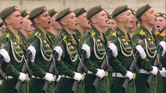 震撼！红场阅兵式万名俄军士兵跟随普京大喊“乌拉”