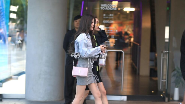 三里屯街拍：进入夏天，高颜值的时尚美女就呈现井喷式增长