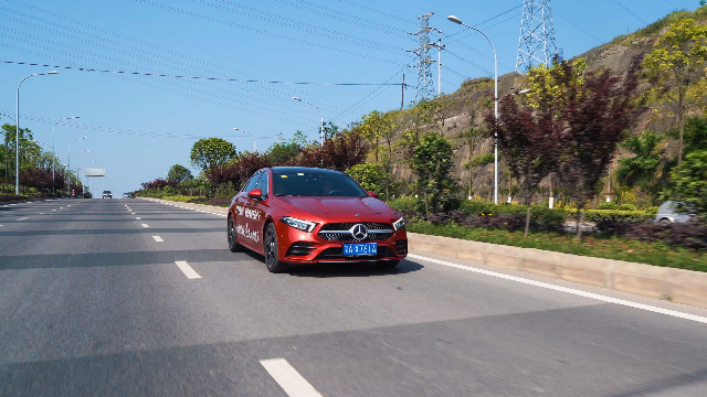 “车不是拿来开的，是拿来看的。”奔驰A200L如是说道