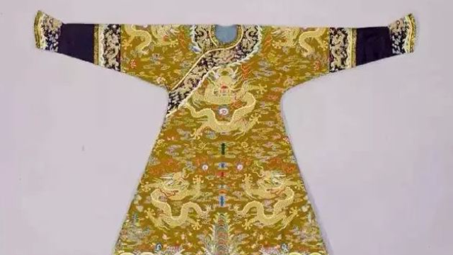 不同朝代的龙袍也不同,明朝龙袍上的龙很大,清朝龙袍上有九条龙