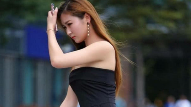 小伙原始部落邂逅非洲美女，傍晚送她回家，还送糖果做礼物