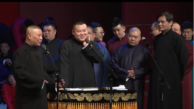 郭德纲调侃岳云鹏的黄头巾，郭德纲：有头巾那会小岳还不会普通话