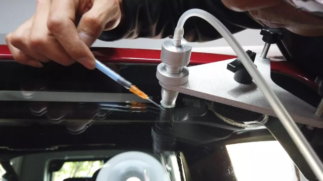 挡风玻璃被打裂只能换？不，可以修复！