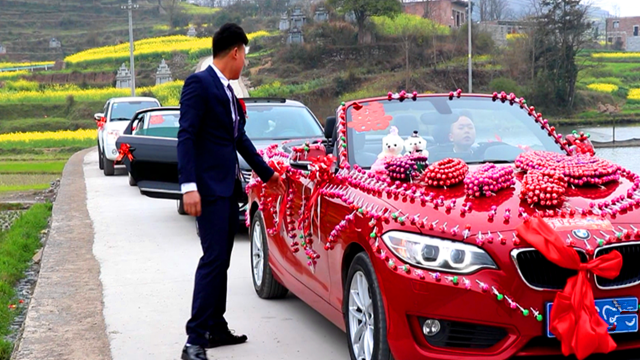 农村结婚，用宝马敞篷车当婚车，真是满满的土豪气息！