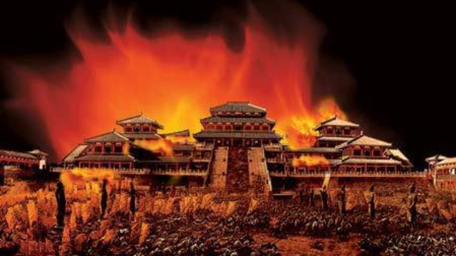 大火烧得宫殿剩下两间房,太后召大臣商议,一官员建议再点一把火