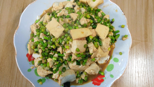 大厨教你好吃又营养的蒜苔炒豆腐，做法简单，一个星期要吃好几回