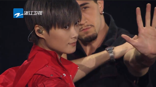 李宇春《野蛮生长》，气场足够强大，一个可以压轴出场的人