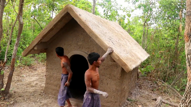 原始技术，野外搭建泥巴小屋，造型相当别致！