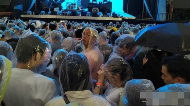 演唱会临时取消，刘德华哭着道歉，他却让粉丝淋雨5小时！