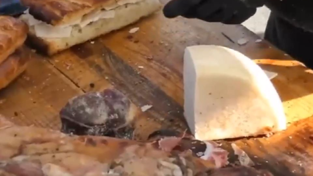 意大利街头美味，现切火腿奶酪三明治！