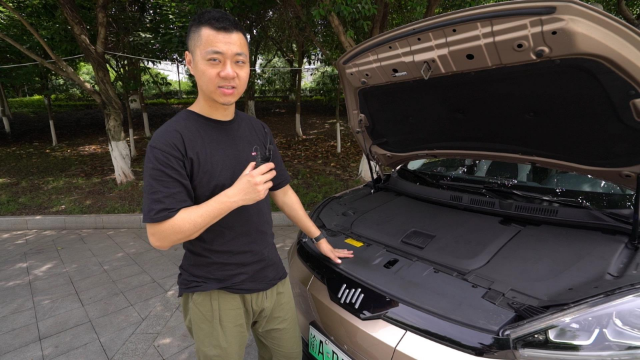 新车测评—威马EX5机舱能放行李箱，开后备箱要“踹”