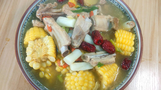 大厨教你玉米山药排骨汤的做法，操作简单，非常有营养的农村美食