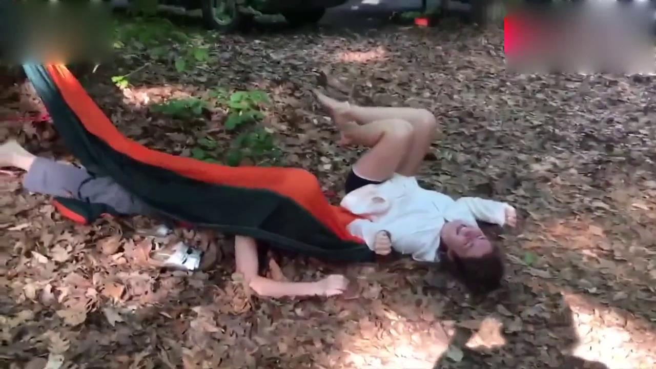 这个妹子估计会脑瓜子嗡嗡的，因为摔的太尴尬了