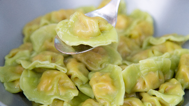 试吃可爱的儿童水饺，虾仁三鲜料很足，竟然一口气吃完了一盘子！