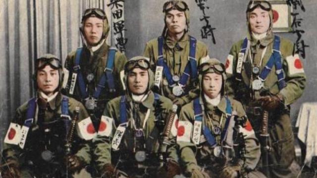 神风特工队为扼杀美军锋芒，机载250千克炸药撞击美航母