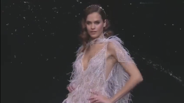 美女穿紧身衣走秀，凸显完美身材，真是眼前一亮！