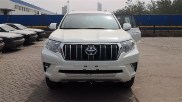 中东霸道2700丰田普拉多穿越沙漠中的一枝花