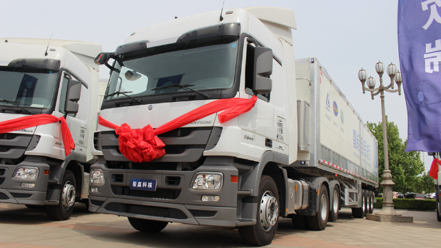 用奔驰牵引车和铝合金挂车拉粮食，这个车队很高端