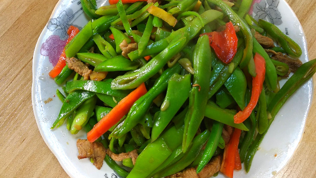 大厨教你豆角炒肉的家常做法，好吃又美味，非常有营养的特色美食