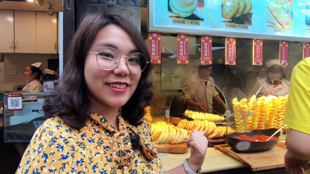 成都街头名小吃锅盔，10块钱一个，还没老巷子3元一个的好吃！