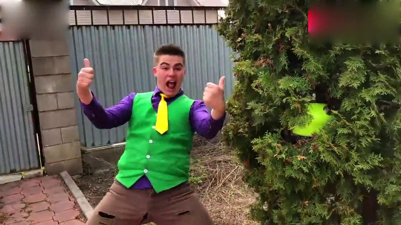 小伙子在玩具汽车上浇水，将它变成了超级跑车