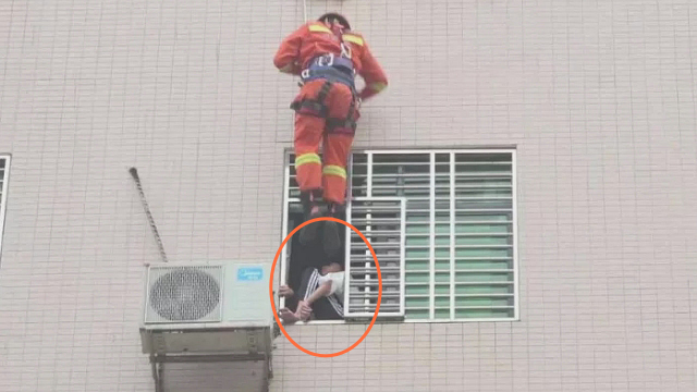 广东连平消防迅速处置少女跳楼事件！实拍：消防速降蹬少女回房