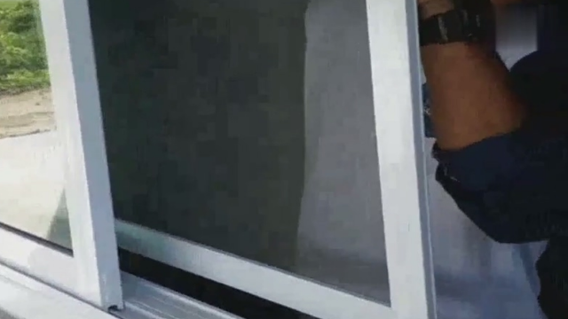 看看老外怎么安装塑钢门窗，第一次见，长见识了