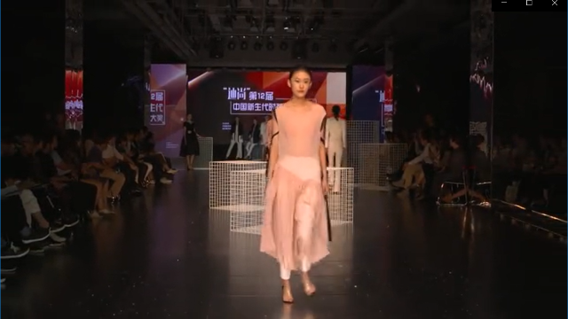 美女模特透视装走秀，看的我脸红了