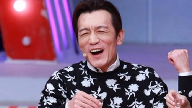 离开央视的主持，李咏因癌去世，郎永淳酒驾入狱，而他成霸道总裁