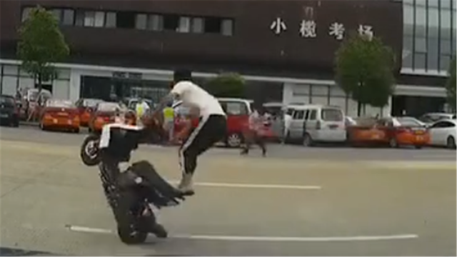 路上演杂技？男子“翘头”驾驶摩托来回转圈