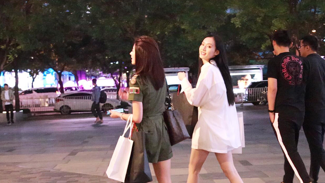 三里屯街拍：夜晚，偶遇两个高颜值的筷子腿美女，是什么感觉？