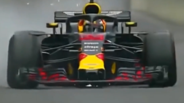F1赛车过弯锁死、火星四溅, 真刺激。