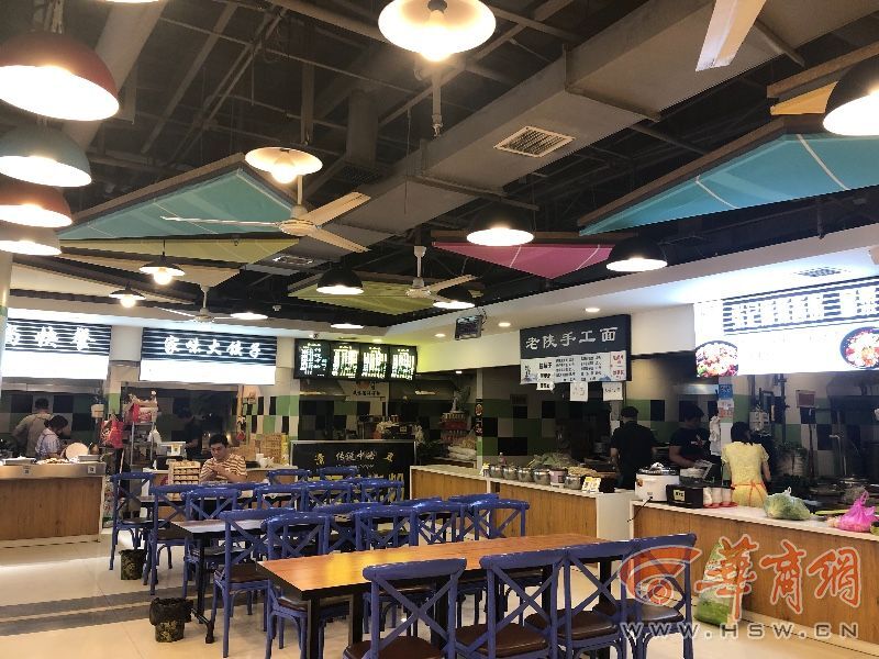 西安曲江行政商务区楼上会所装修 楼下美食城屋顶破洞仍营业