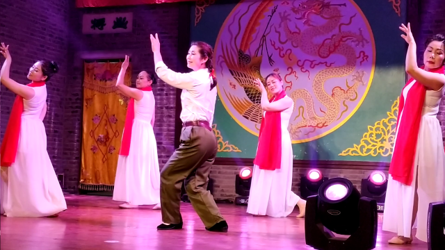 歌唱家李谷一唱过的《绒花》大家还记忆犹新，请欣赏舞蹈《绒花》