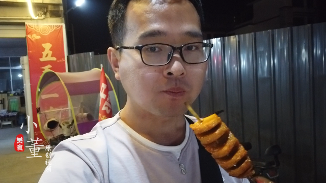 山西小伙摆摊做小吃，创业卖烤面筋，5元两串，好吃到停不下来