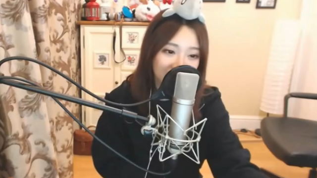 网红冯提莫翻唱黄龄的这首《痒》，一开口还以为是原唱来了！