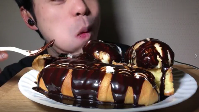 韩国小哥吃播花式奶油面包淋巧克力酱