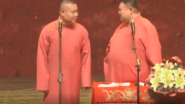 小岳岳说相声,一男观众上厕所回来了,小岳岳使