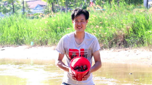 国勇河里抓田螺，抓到了几个大河蚌，满满一大桶，回家养一养再吃