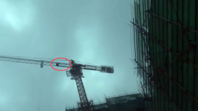 实拍：工人120米高空维修塔吊时被钢丝绳回弹击伤 消防高空救