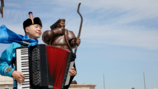 《牧民歌唱毛主席》——手风琴独奏