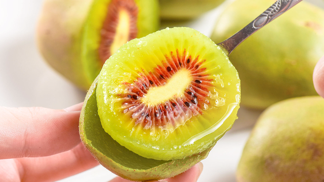 女人每天吃一个猕猴桃，坚持一段时间，身体会发生3个意外变化