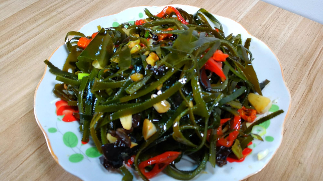 今天教大家海带丝的做法，操作非常简单，好吃又下饭的家常美食