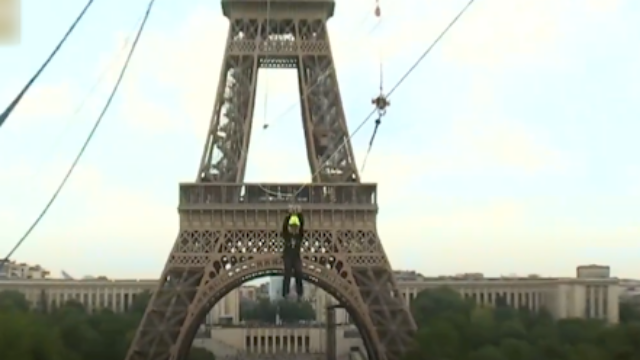 法国埃菲尔铁塔新增高空滑索，游客高空欣赏巴黎风景