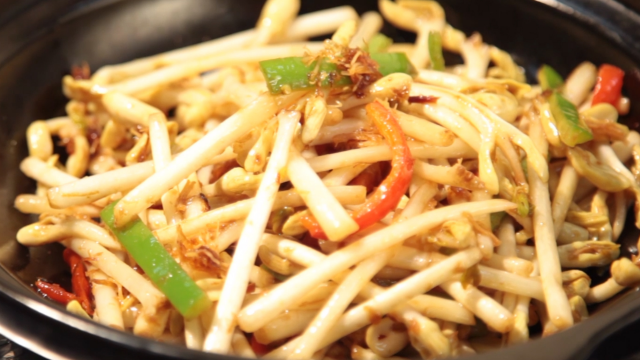 川菜师傅教你爆炒花生芽，关键要掌握好火候，这样做咋吃都不腻