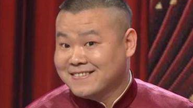 岳云鹏脚踩老头乐拖鞋 雨天接孩子打扮超接地气