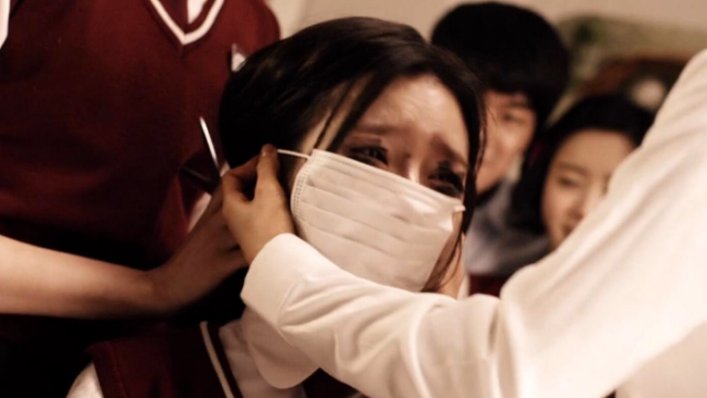 女孩因长相太美,遭到同学的欺凌,女孩不敢反抗